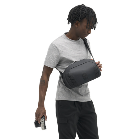 PMSLNG-BLK-01_McKinnonSling8L_BLACK_NOMATIC_OM_01 Persona usando McKinnon Sling 8L Nomatic