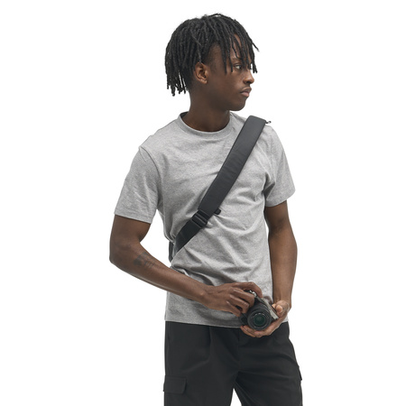 PMSLNG-BLK-01_McKinnonSling8L_BLACK_NOMATIC_OM_02 Persona usando McKinnon Sling 8L Nomatic