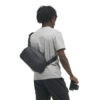 PMSLNG-BLK-01_McKinnonSling8L_BLACK_NOMATIC_OM_03 Persona usando McKinnon Sling 8L Nomatic