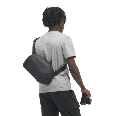 PMSLNG-BLK-01_McKinnonSling8L_BLACK_NOMATIC_OM_03 Persona usando McKinnon Sling 8L Nomatic