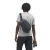 PMSLNG-BLK-01_McKinnonSling8L_BLACK_NOMATIC_OM_04 Persona usando McKinnon Sling 8L Nomatic