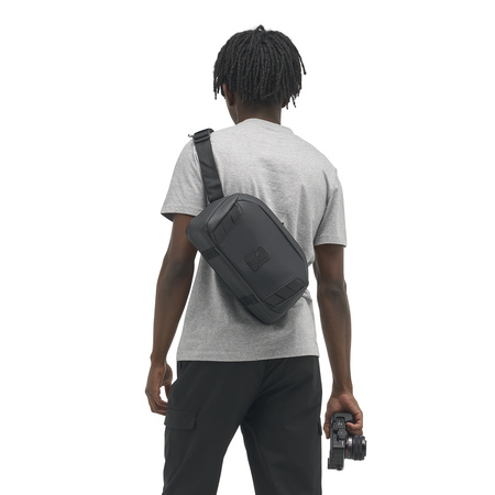 PMSLNG-BLK-01_McKinnonSling8L_BLACK_NOMATIC_OM_04 Persona usando McKinnon Sling 8L Nomatic