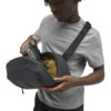 PMSLNG-BLK-01_McKinnonSling8L_BLACK_NOMATIC_OM_05 Persona usando McKinnon Sling 8L Nomatic