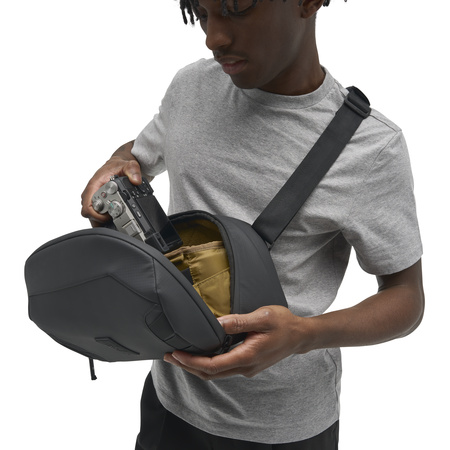 PMSLNG-BLK-01_McKinnonSling8L_BLACK_NOMATIC_OM_05 Persona usando McKinnon Sling 8L Nomatic