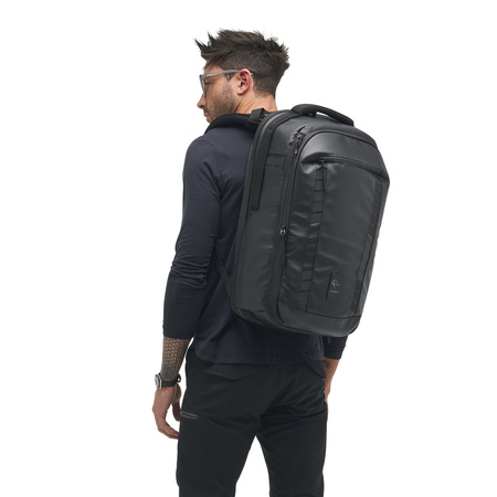 PMTP-00-BLK-01_McKinnonCameraPack35L_Black_NOMATIC_OM_01 Persona usando McKinnon Camera Pack 35L Nomatic