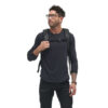 PMTP-00-BLK-01_McKinnonCameraPack35L_Black_NOMATIC_OM_02 Persona usando McKinnon Camera Pack 35L Nomatic