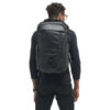 PMTP-00-BLK-01_McKinnonCameraPack35L_Black_NOMATIC_OM_03 Persona usando McKinnon Camera Pack 35L Nomatic