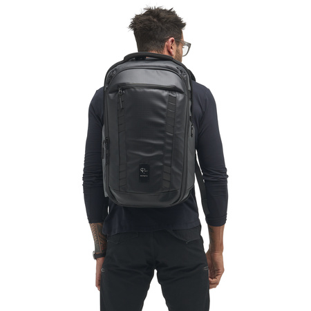 PMTP-00-BLK-01_McKinnonCameraPack35L_Black_NOMATIC_OM_03 Persona usando McKinnon Camera Pack 35L Nomatic