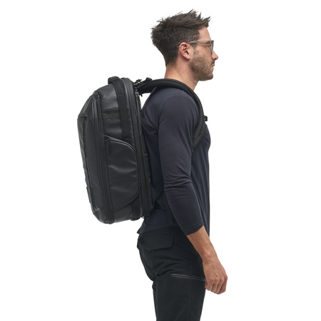 PMTP-00-BLK-01_McKinnonCameraPack35L_Black_NOMATIC_OM_04 Persona usando McKinnon Camera Pack 35L Nomatic