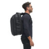 PMTP-00-BLK-01_McKinnonCameraPack35L_Black_NOMATIC_OM_05 Persona usando McKinnon Camera Pack 35L Nomatic
