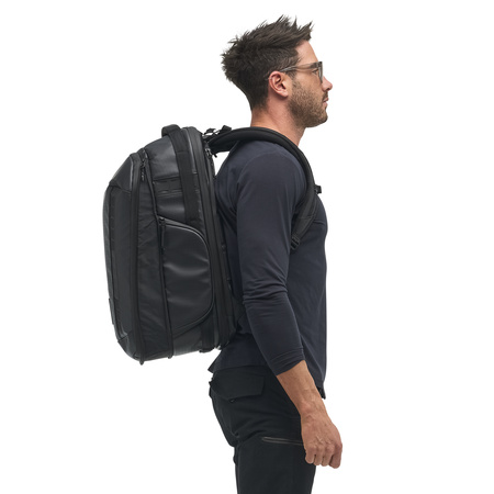 PMTP-00-BLK-01_McKinnonCameraPack35L_Black_NOMATIC_OM_05 Persona usando McKinnon Camera Pack 35L Nomatic