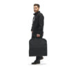 TRGB00-BLK-02_GarmentBag_Black_NOMATIC_OM_01 Persona usando Portatrajes Nomatic