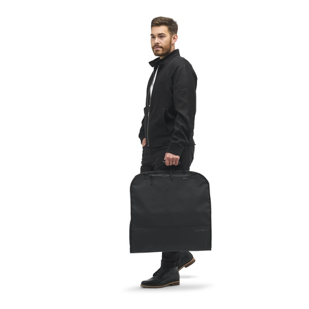 TRGB00-BLK-02_GarmentBag_Black_NOMATIC_OM_01 Persona usando Portatrajes Nomatic