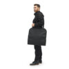 TRGB00-BLK-02_GarmentBag_Black_NOMATIC_OM_02 Persona usando Portatrajes Nomatic