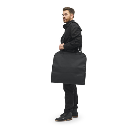 TRGB00-BLK-02_GarmentBag_Black_NOMATIC_OM_02 Persona usando Portatrajes Nomatic