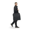 TRGB00-BLK-02_GarmentBag_Black_NOMATIC_OM_03 Persona usando Portatrajes Nomatic
