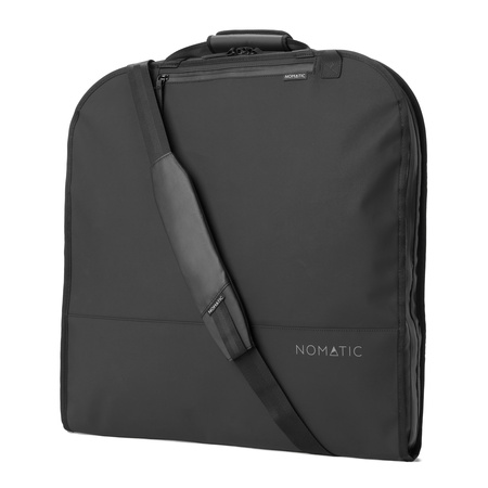TRGB00-BLK-02_GarmentBag_Nomatic_AngleFront Portatrajes Nomatic