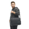 EDMB15-BLK-02_MessengerBag_BLACK_NOMATIC_OM_01 Persona portando messenger bag