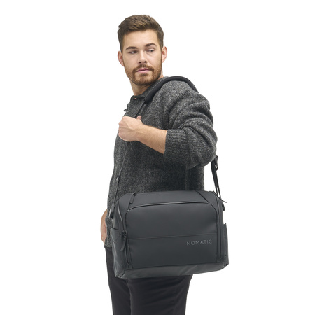 EDMB15-BLK-02_MessengerBag_BLACK_NOMATIC_OM_01 Persona portando messenger bag