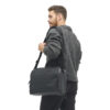 EDMB15-BLK-02_MessengerBag_BLACK_NOMATIC_OM_02 Persona portando messenger bag