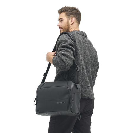 EDMB15-BLK-02_MessengerBag_BLACK_NOMATIC_OM_02 Persona portando messenger bag