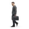 EDMB15-BLK-02_MessengerBag_BLACK_NOMATIC_OM_03 Persona caminando con messenger bag