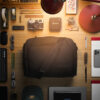 MessengerBag_Hero_Flat1 Messenger bag en escritorio con luz cálida y otros accesorios