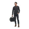 Persona usando travel bag