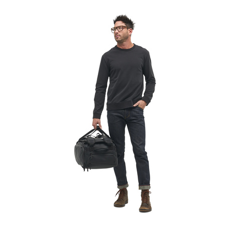 Persona usando travel bag