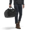 Persona usando travel bag