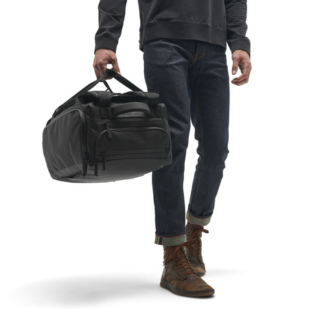 Persona usando travel bag