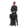 Persona usando travel bag