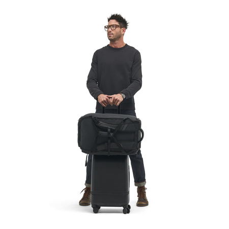 Persona usando travel bag
