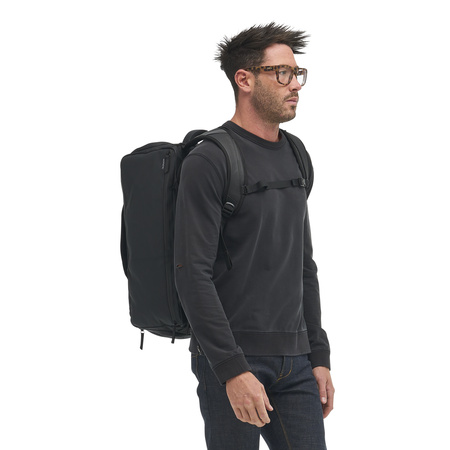 Persona usando travel bag