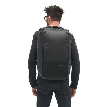 Posterior persona usandosela travel bag