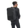 Posterior persona usando travel bag