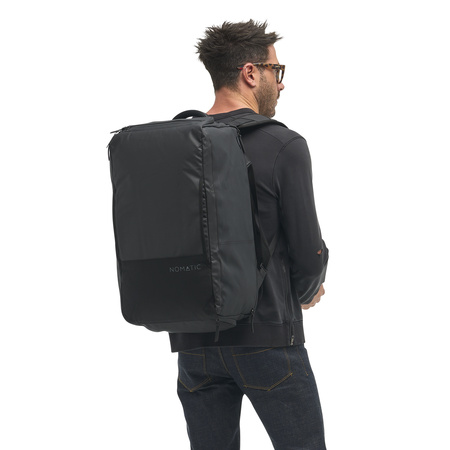 Posterior persona usando travel bag