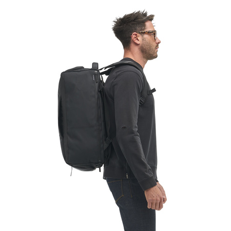 Perfil persona usando travel bag